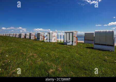 Sedie a sdraio sulla spiaggia meridionale di Wilhelmshaven, Bassa Sassonia, Foto Stock