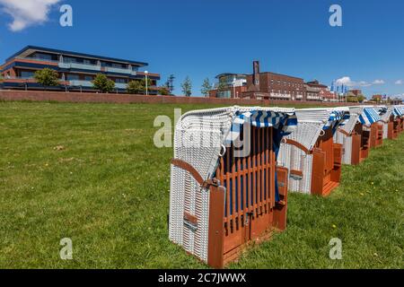 Sedie a sdraio sulla spiaggia meridionale di Wilhelmshaven, Bassa Sassonia, Foto Stock