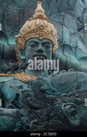 KUTA, INDONESIA - 04 gennaio 2020: Una prima pagina della statua di Garuda Wisnu al parco a tema culturale Garuda Wisnu Kencana di Bali, Indonesia Foto Stock