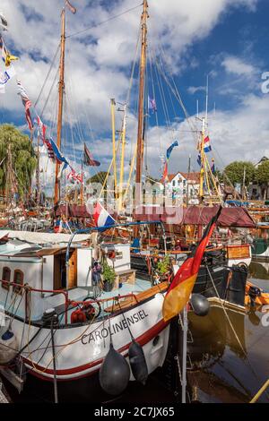 Wattensail, riunione navale tradizionale, dettaglio, marinai a fondo piatto decorati nel porto museale di Carolinensiel, Frisia orientale, Foto Stock