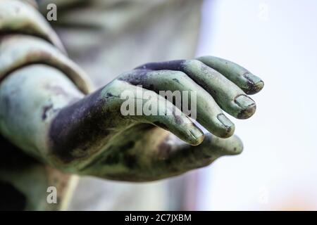 Statua dell'Angelo, mano, dettaglio, cimitero di Ohlsdorf, Amburgo, Foto Stock