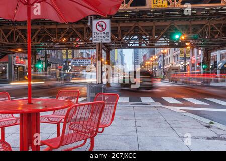 Chicago USA - Agosto 30 2015; scena di coststrazione di tavolo rosso e ombrello sull'isola in una strada trafficata della città. Foto Stock