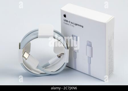 Cavo Apple USB-C on Lightning, confezione originale, sincronizzazione, ricarica, sfondo bianco, Foto Stock