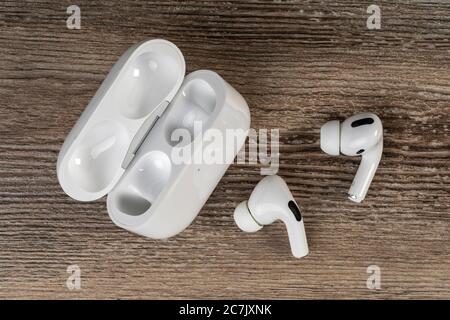 Apple AirPods Pro, custodia di ricarica aperta, Foto Stock