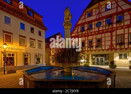 Fontana, municipio, ora blu, facciata della casa, Idyll, Blaubeuren, quartiere Alb-Donau, Alb sveva, Baden-Württemberg, Germania Foto Stock