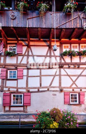 Hoher Wil, Achgasse, Bach, facciate di case, casa a graticcio, idillio, Blaubeuren, distretto di Alb-Donau, Alb Svevo, Baden-Württemberg, Germania Foto Stock