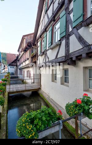 Achgasse, Bach, facciate di case, casa a graticcio, idillio, Blaubeuren, distretto di Alb-Donau, Alb sveva, Baden-Württemberg, Germania Foto Stock