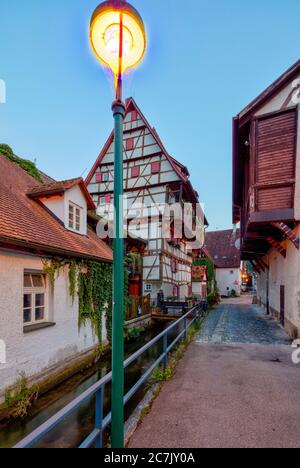 Hoher Wil, Achgasse, Bach, ora blu, idillio, Blaubeuren, distretto di Alb-Donau, Alb sveva, Baden-Württemberg, Germania Foto Stock