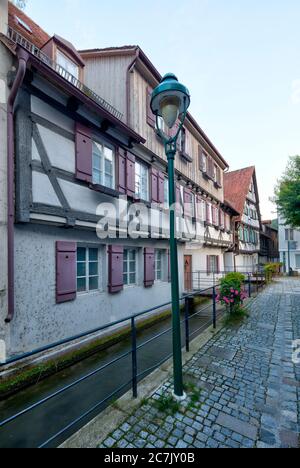 Achgasse, Bach, facciate di case, casa a graticcio, idillio, Blaubeuren, distretto di Alb-Donau, Alb sveva, Baden-Württemberg, Germania Foto Stock