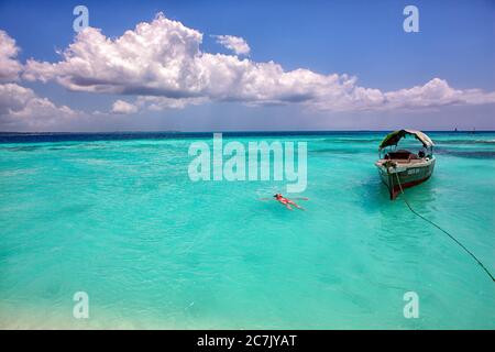 Si tratta di una piccola isola privata dove c'è solo sabbia, si può visitare e rimanere tutto il giorno, è un idilliaco bagno, a piedi e prendere il sole, ogni giorno diversi tour visitando l'isola dove i turisti mangiare Foto Stock