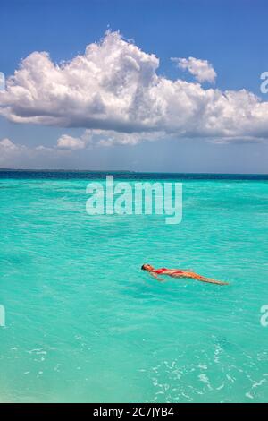 Si tratta di una piccola isola privata dove c'è solo sabbia, si può visitare e rimanere tutto il giorno, è un idilliaco bagno, a piedi e prendere il sole, ogni giorno diversi tour visitando l'isola dove i turisti mangiare Foto Stock