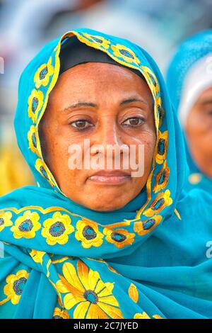 Donna vestita elegantemente in Stone Town, Donna che indossa Kanga, in Stone Town, Zanzibar, Tanzania, Africa orientale Foto Stock