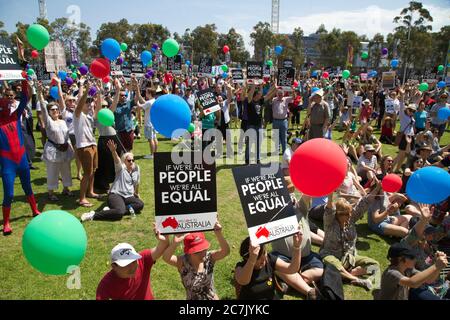 Le persone che si trovano a Sydney insieme mantengono i loro segni ‘se siamo tutti persone, siamo tutti uguali’. Foto Stock