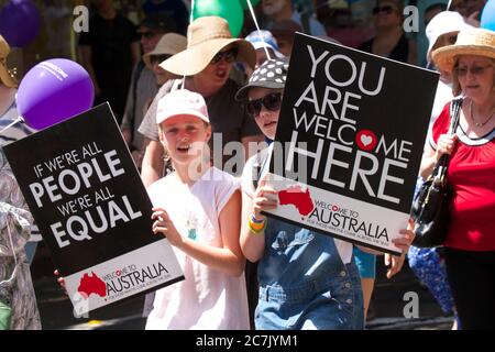 Molte persone al ‘camminare insieme’ a Sydney hanno dato segni che dicevano: ‘se siamo tutti persone, siamo tutti uguali’ mentre marciavano dal Municipio di Sydney a Tumbal Foto Stock