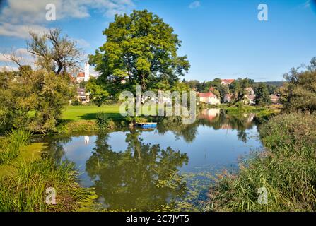 Vista dal vecchio ponte di pietra, il fiume Wörnitz, la città vecchia, Harburg, Swabia, Baviera, Germania Foto Stock