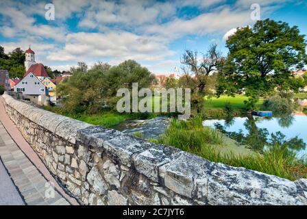 Ponte in pietra, fiume Wörnitz, centro storico, a graticcio, Harburg, Svevia, Baviera, Germania Foto Stock