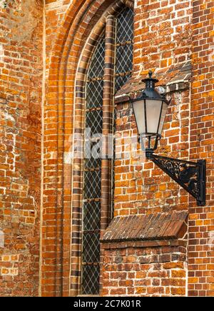 Vecchia lanterna sul muro della chiesa Foto Stock