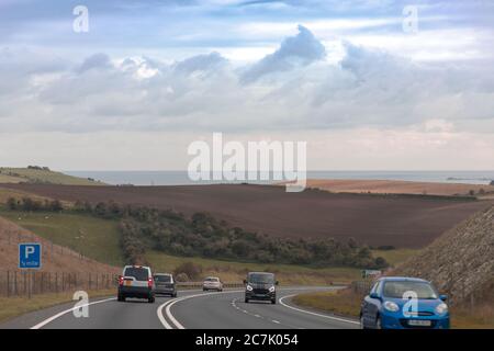 Auto che guidano nella nuova autostrada in direzione di Weymouth, Dorset, Regno Unito Foto Stock
