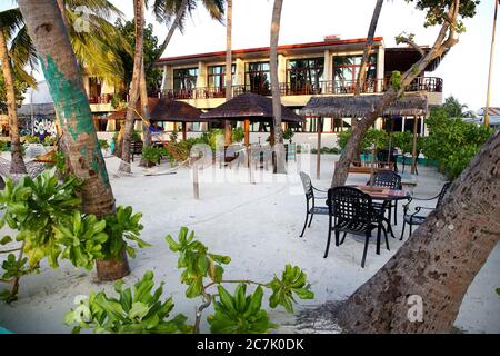 Maledives, Isla Maafushi, playa, palmeras, Gente en la calle Foto Stock