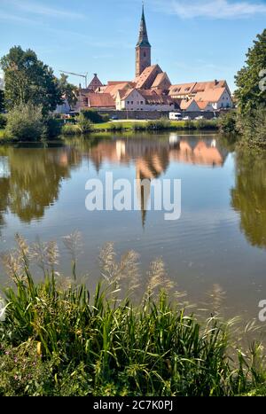 Stagno di tiro, acqua, stagno, mura della città, fortificazioni della città, paesaggio, Wolfram-Eschenbach, Franconia, Baviera, Germania Foto Stock