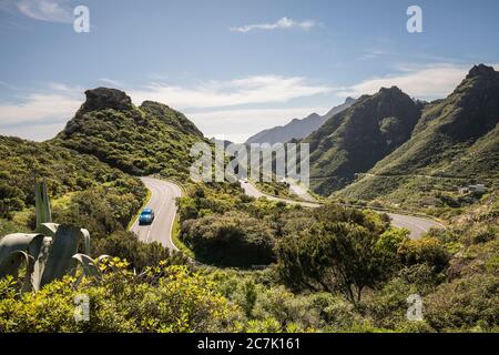 Strada di montagna nei Monti Anaga, Tenerife, Isole Canarie, Spagna Foto Stock