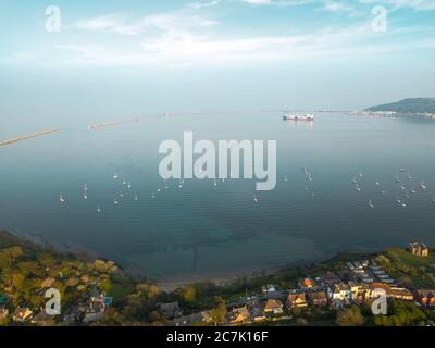 Foto aerea dell'oceano e delle case sulla riva del porto di Portland, Weymouth, Dorset, Regno Unito Foto Stock