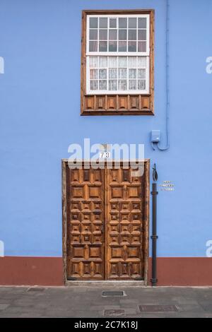 Edificio blu con porta d'ingresso in legno con ornamenti su Calle San Agustin, San Cristobal de la Laguna, Tenerife, Isole Canarie, Spagna Foto Stock