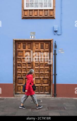 Edificio blu con porta d'ingresso in legno con ornamenti su Calle San Agustin, San Cristobal de la Laguna, Tenerife, Isole Canarie, Spagna Foto Stock