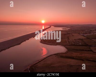 Tramonto sulla flotta di Weymouth, Dorset, Regno Unito Foto Stock