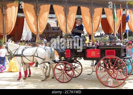 Feria del Caballo, carrozza, festival, costume tradizionale, tradizione, cultura, costumi, Jerez de la Frontera, Andalusia, Spagna, Europa Foto Stock