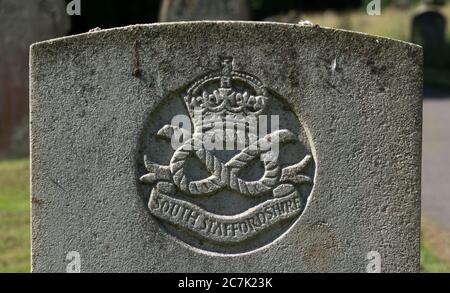 Il Regiment dello Staffordshire meridionale si è cresta su una tomba di guerra, nel Regno Unito Foto Stock