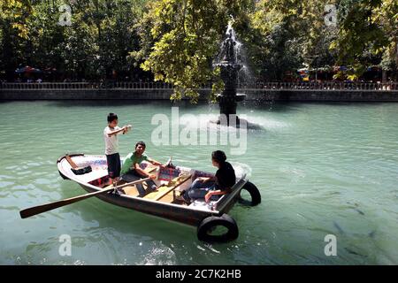 Un uomo curdo fila i turisti in una barca intorno ad Ayn-i Zeliha, la seconda piscina sacra nel Parco Golbasi a Sanliurfa (Urfa) nella Turchia orientale. Foto Stock