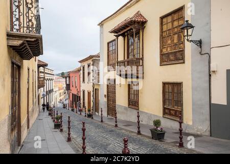 Fila di case in Calle Carrera del Escultor Estevez, la Orotava, Tenerife, Isole Canarie, Spagna Foto Stock