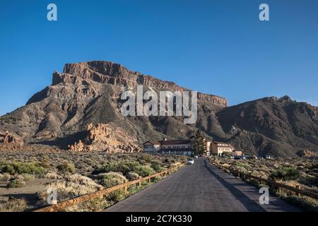 Hotel Parador de Canadas del Teide e dietro il Monte Guajara (2718 m) nel Parco Nazionale El Teide, Patrimonio Mondiale dell'UNESCO, Tenerife, Isole Canarie, Spagna Foto Stock