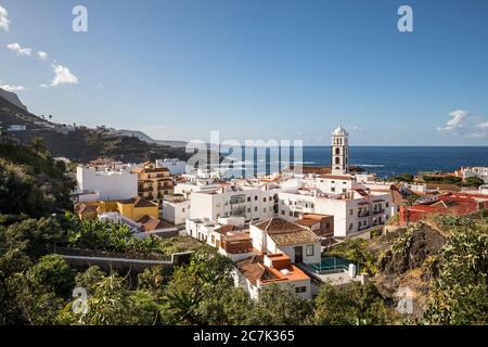 Vista su Garachico con la chiesa di Santa Ana sull'Oceano Atlantico, Tenerife, Isole Canarie, Spagna Foto Stock