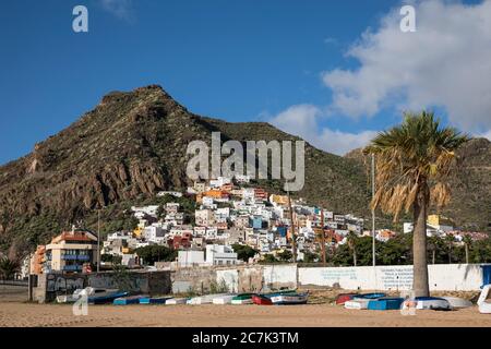 Vista dalla spiaggia di Playa de las Teresitas a San Andres, Tenerife, Isole Canarie, Spagna Foto Stock