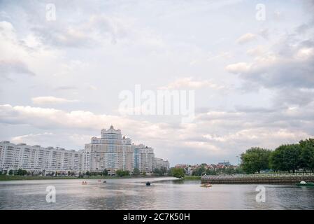 Minsk, Bielorussia maggio 2018. Edificio moderno nel centro storico di Minsk Foto Stock