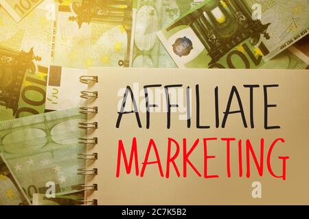 Affilieate parole di marketing in copybook, 100 euro bollette. Concetto aziendale P2P. Foto Stock