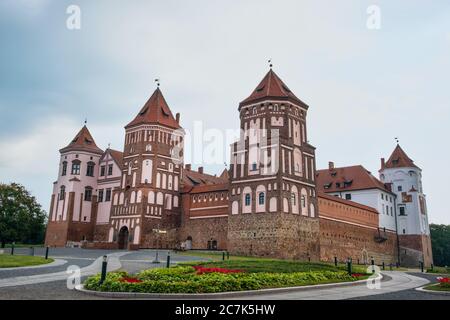 L'Europa. La Bielorussia. Mir. Il Castello di Mir su una mattina d'estate Foto Stock
