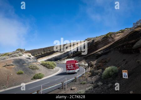 La Tarta del Teide sulla strada TF-24, formazione geologica di diversi strati di ceneri vulcaniche nel Parco Nazionale El Teide, Patrimonio Mondiale dell'UNESCO, Tenerife, Isole Canarie, Spagna Foto Stock