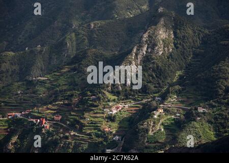 Vista dal Mirador Pico del Ingles alle montagne Anaga con case sparse, Tenerife, Isole Canarie, Spagna Foto Stock