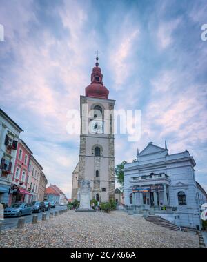 Ptuj (Pettau), il campanile della chiesa di San Giorgio Parrish e il Teatro della Città, Stiria Slovena, Slovenia Foto Stock