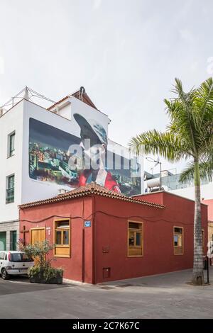 Edificio con pitture murali nel quartiere la Ranilla di Puerto de la Cruz, Tenerife, Isole Canarie, Spagna Foto Stock