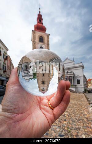 Ptuj (Pettau), il campanile della chiesa di San Giorgio Parrish e il Teatro della Città, Stiria Slovena, Slovenia Foto Stock