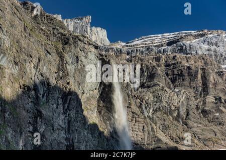 Grande cascata nel Cirque de Gavarnie, Parco Nazionale dei Pirenei, Francia Foto Stock