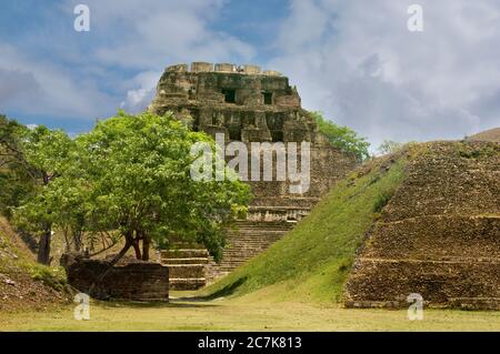 Cayo, Belize - 14 maggio 2011: Le rovine Maya di Xunantunich vicino al distretto di Cayo del Belize. Foto Stock