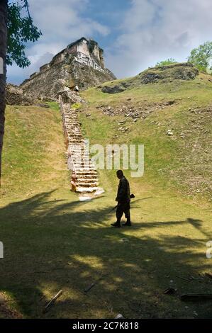 Cayo, Belize - 14 maggio 2011: Una guardia di sicurezza protegge le rovine Maya di Xunantunich vicino al distretto Cayo di Belize. Foto Stock