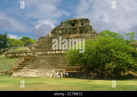 Cayo, Belize - 14 maggio 2011: Le rovine Maya di Xunantunich vicino al distretto di Cayo del Belize. Foto Stock