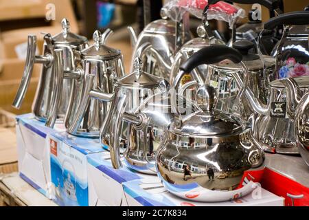 Grande tea pot kettle fornelli isolati su sfondo bianco - Immagine Foto  stock - Alamy