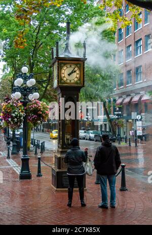 Vancouver, Canada - 12 settembre 2010: Orologio a vapore storico a Gastown Vancouver British Columbia Canada in una giornata piovosa. Foto Stock